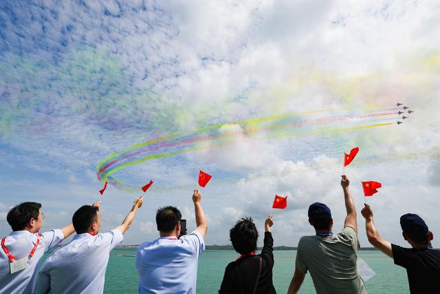 八一飞行表演队震撼亮相新加坡航展：特技动作难度拉满