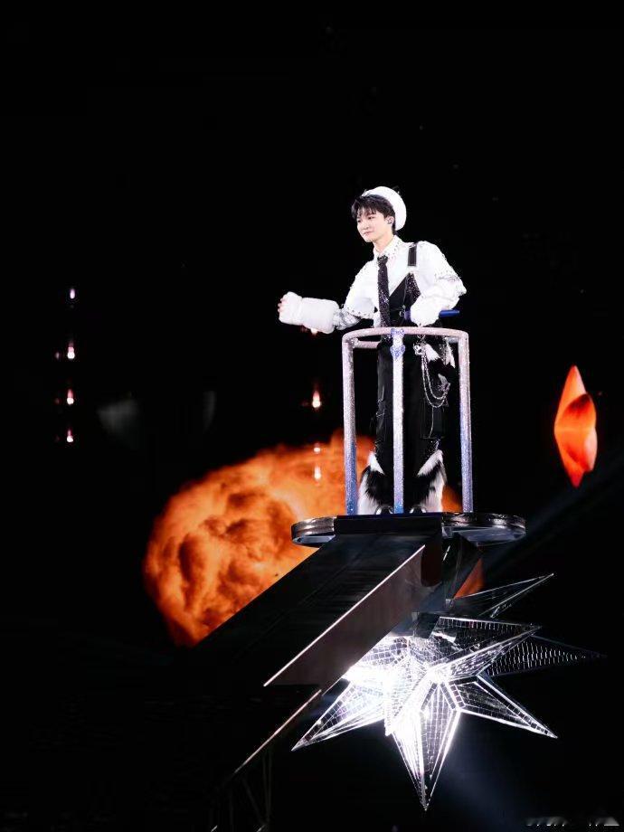 周深脱口而出肉麻了30秒香港演唱会上，周深唱到兴起时，一句“你们是我的宝贝”自