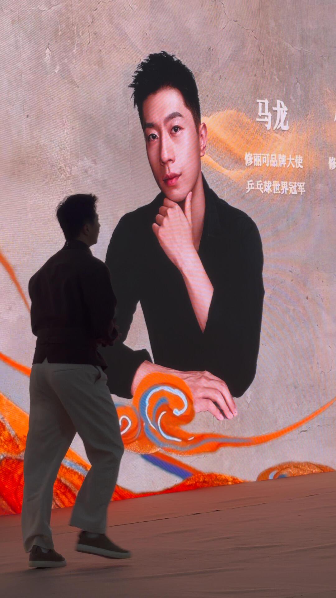 马龙代言修丽可，这皮肤状态真的是很有说服力，龙队这个身材和体型真的太秀了！一步