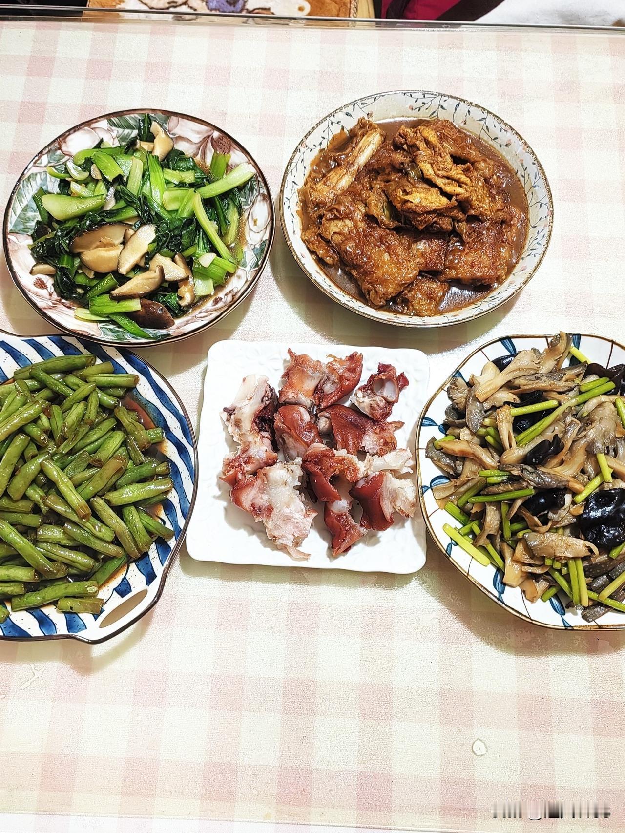 晒美食了，昨天的午餐。一共4个人的午餐，做了四个菜，外加个猪蹄肉。主