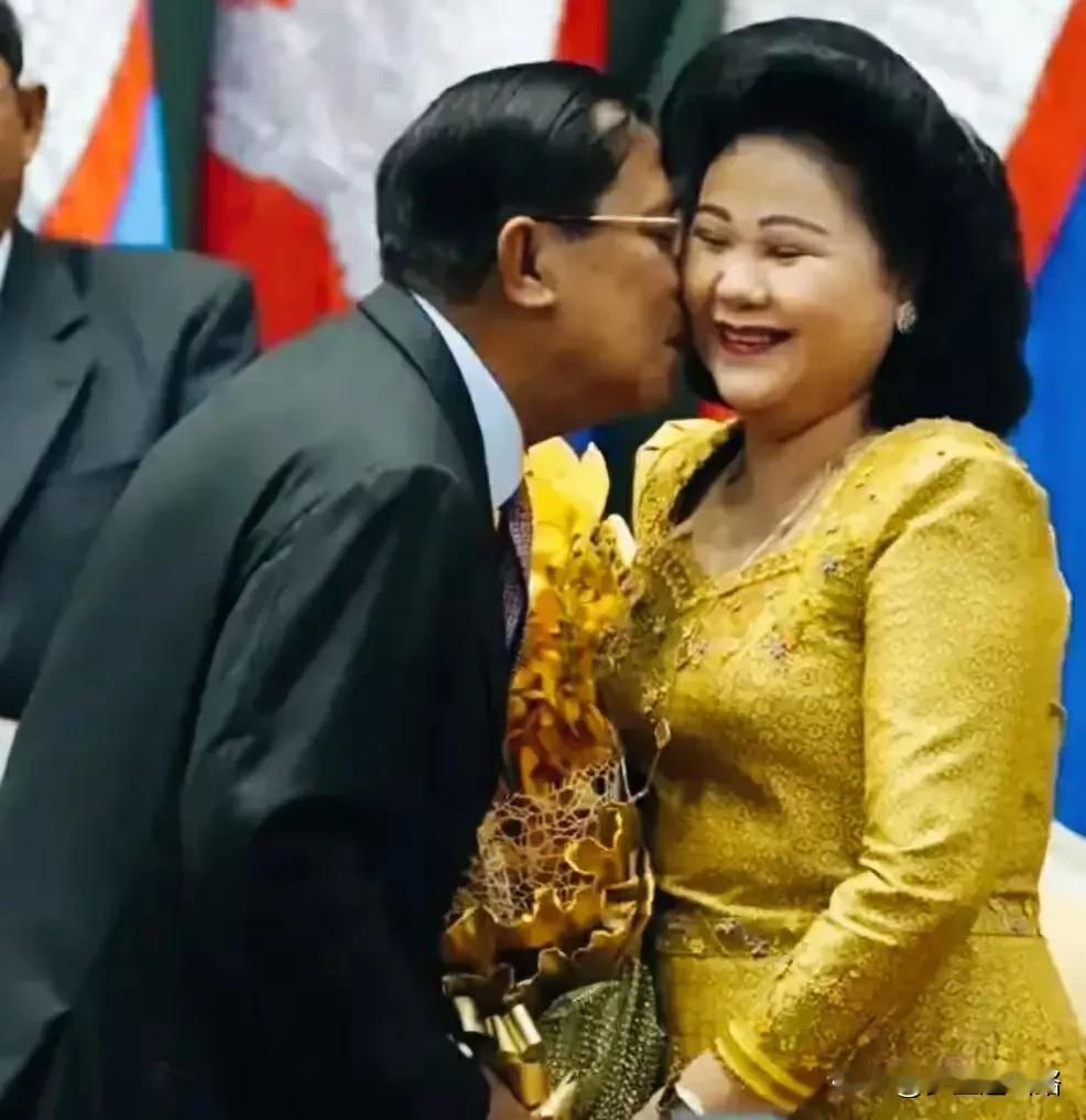柬埔寨的洪森亲王夫妻在公共场合十分亲密，又是拥抱又是吻脸。法国总统马克龙夫妻在