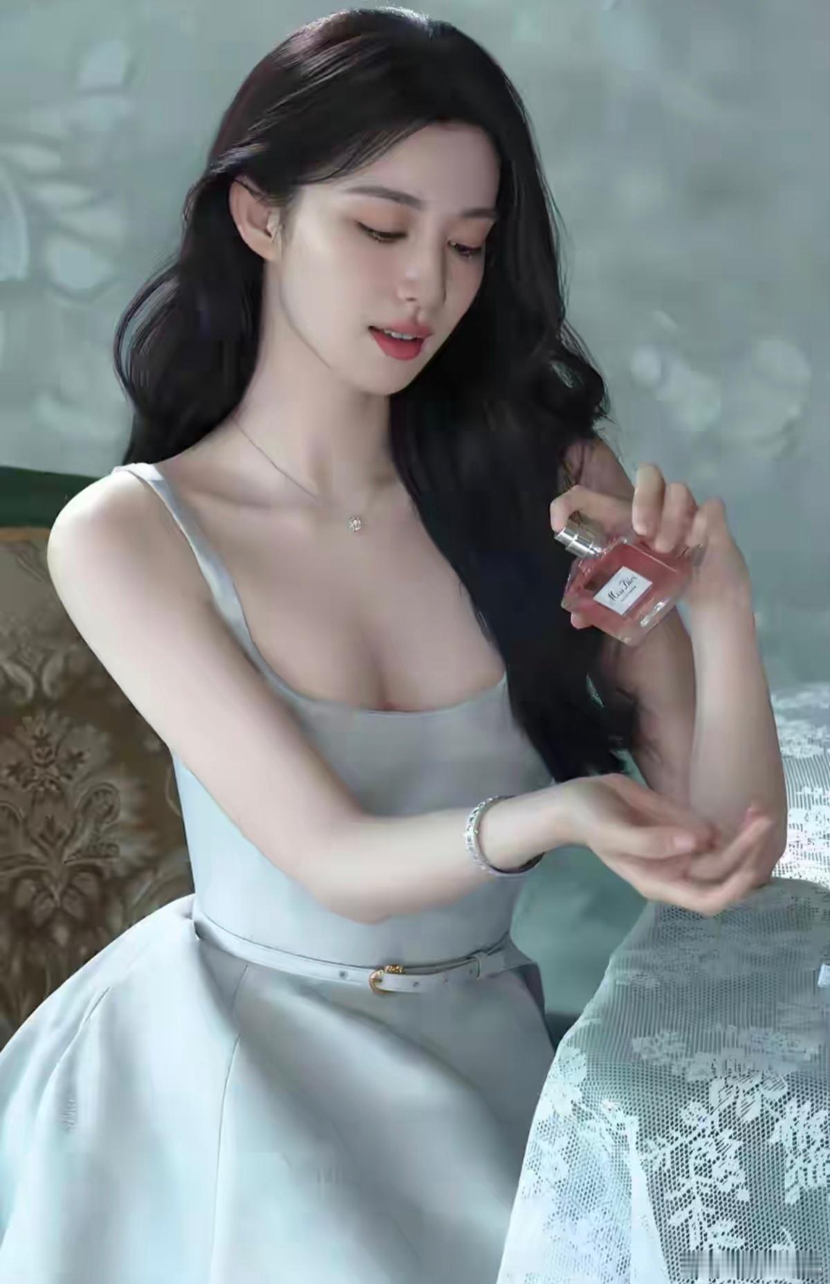 王楚然：皮衣超酷，彰显美好身材！​​​