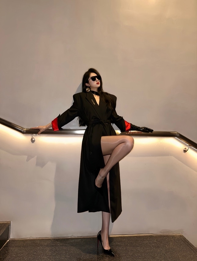 都市女郎的时尚穿搭，黑色西装搭配红色丝绒裙，尽显优雅与自信！