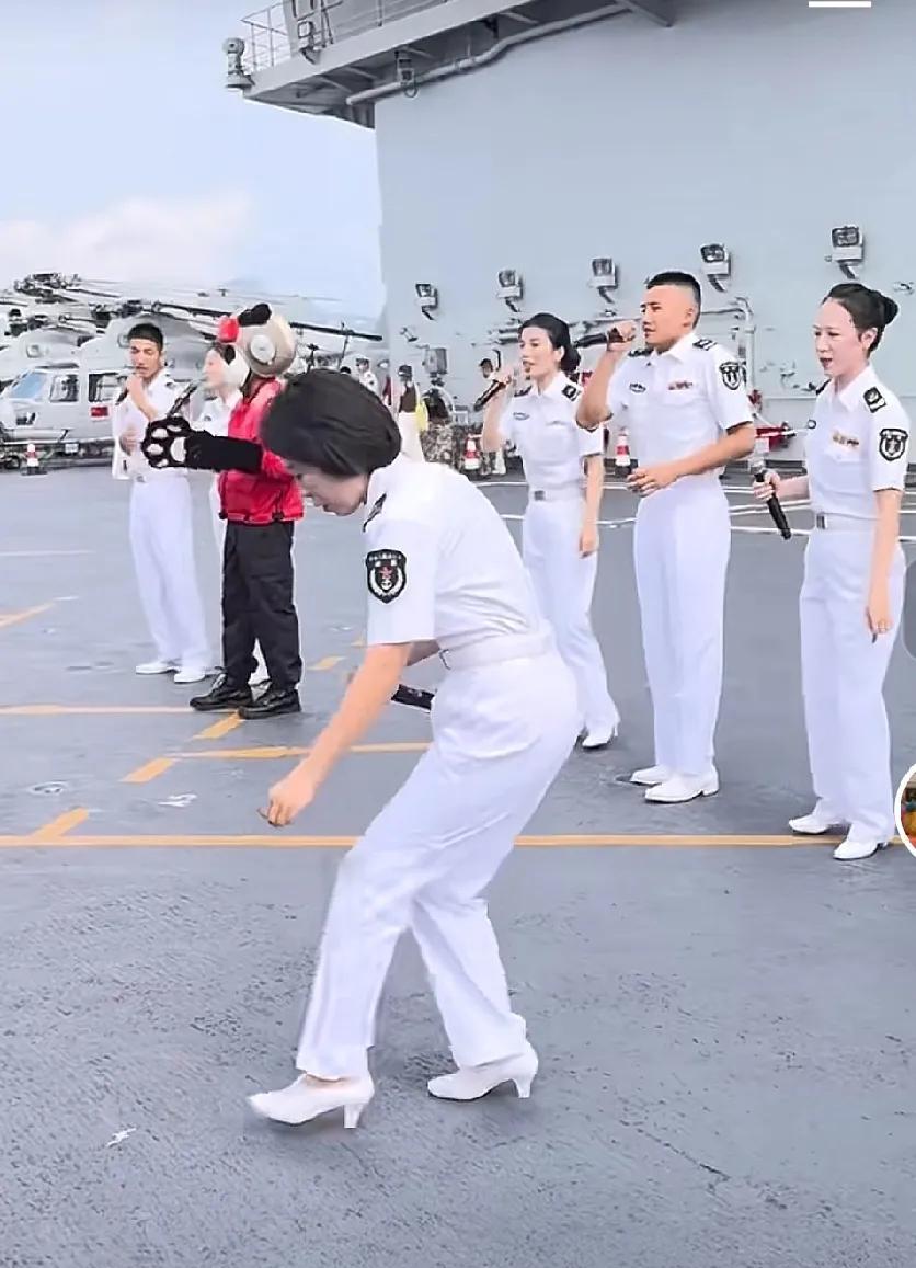 山东舰接待了2000多人，甲板为什么看不到哪怕一片垃圾，一位女兵不经意的举动告诉