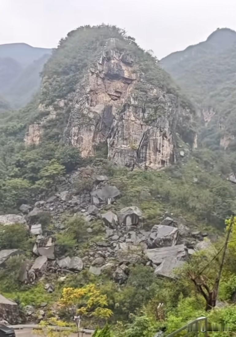 山体垮塌，山顶露出人脸，像戴着盔甲的少年将军，他想破土而出，所以山才塌的吧像一