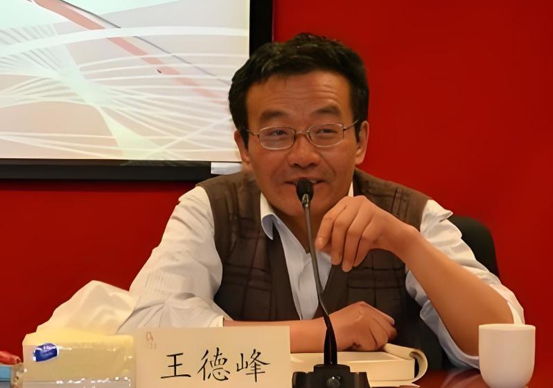 复旦教授王德峰课堂上，突然停下来看向台下300个学生：“今天的中国人，不管有钱没