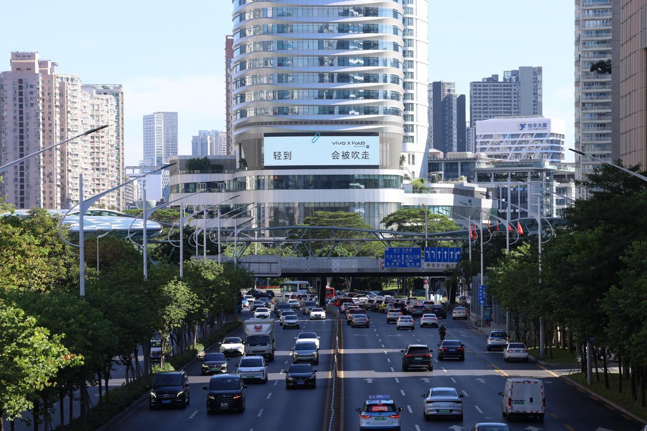 vivo太秀了，花大价钱买楼体广告竟然不放产品，轻到吹跑了hh不过上一代vi