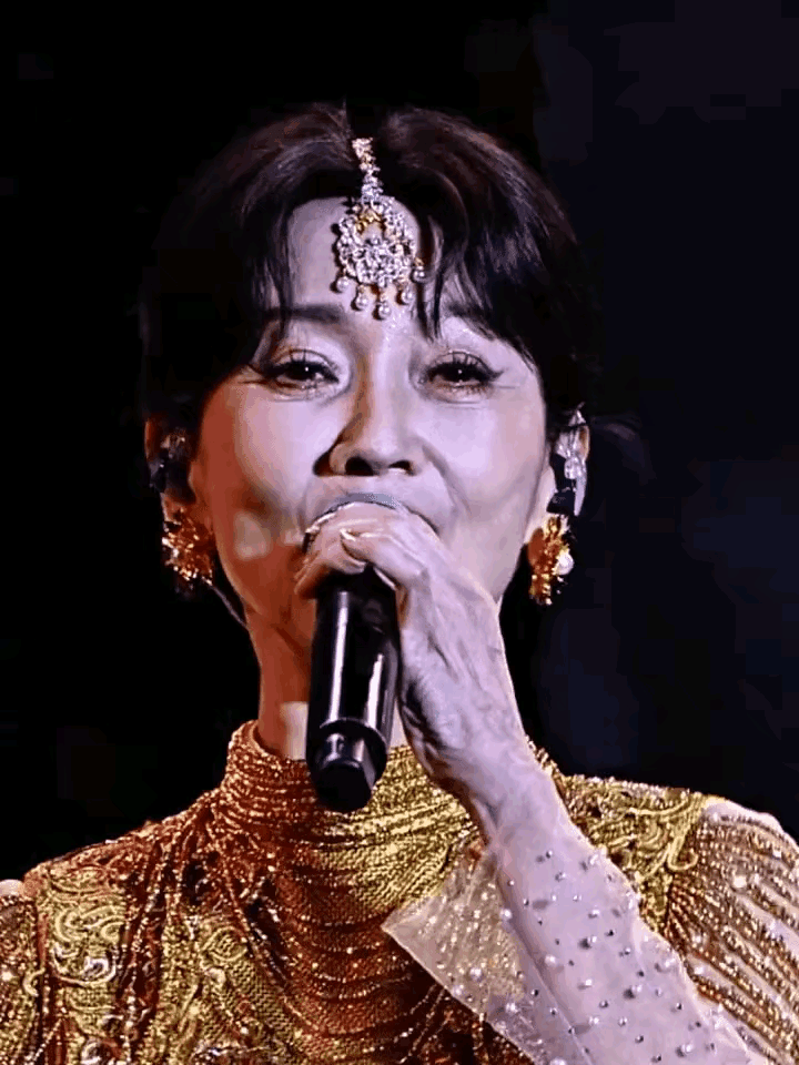 75岁刘晓庆手抖坚持登台：这才是永不退休的真正原因别再劝刘晓庆歇着了。4月2