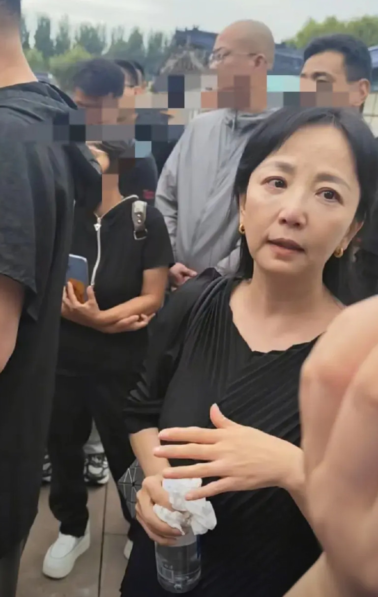 黄安带着大陆新老婆，参加千百惠北京告别，网传老婆叫张晓燕，福建人，之前跟着黄安出