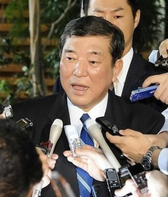 🌞日本公开辱华，石破茂亲自上阵，给中国戴了顶脏帽子。在4日的一场街头演说中