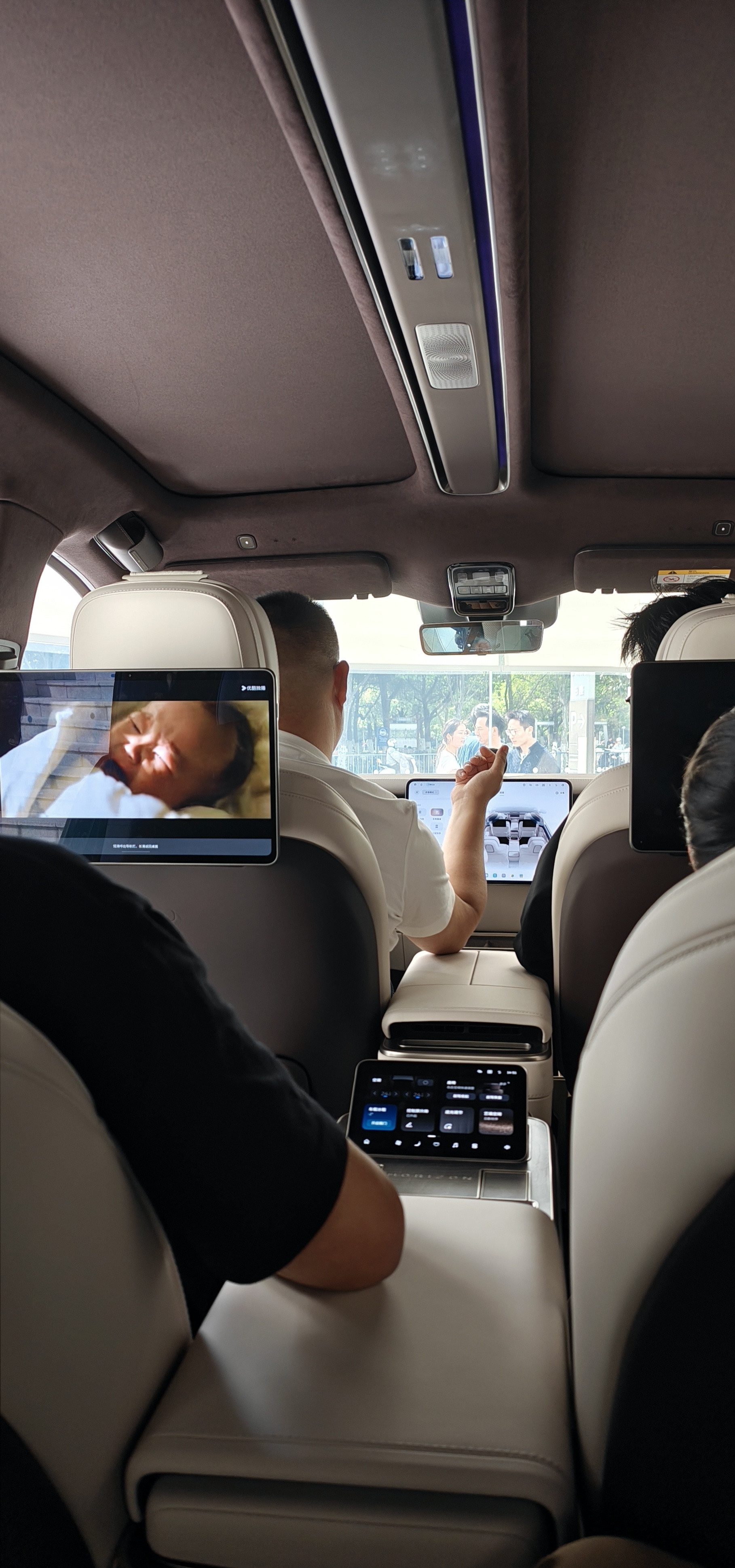 来万象城看ES9，真实感受了一把什么叫“旗舰气场挡不住”，现场人气火爆得有点