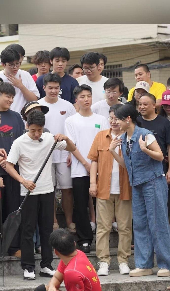 最近胡杏儿和撒贝宁一起在佛山划龙舟，两位坐在一起还很有情侣范儿，也显得很般配。
