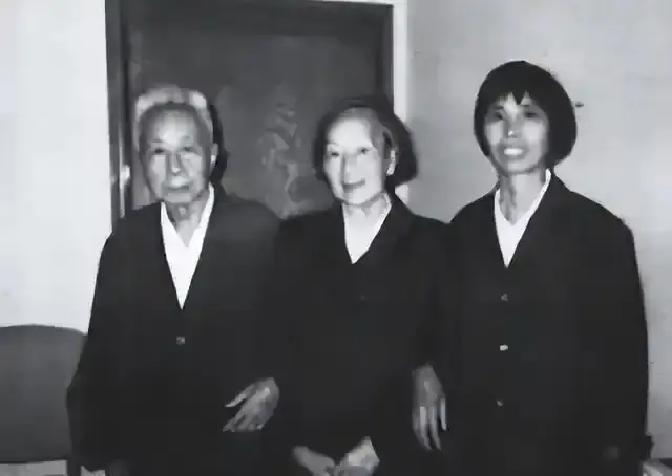 1981年，失散46年的西路军女团长王泉媛再见前夫王首道时，开口第一句就问：“当