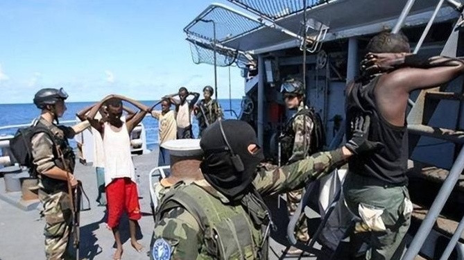 2010年，11名海盗劫持了俄罗斯邮轮，最终被生擒。海盗头目嚣张地喊道：