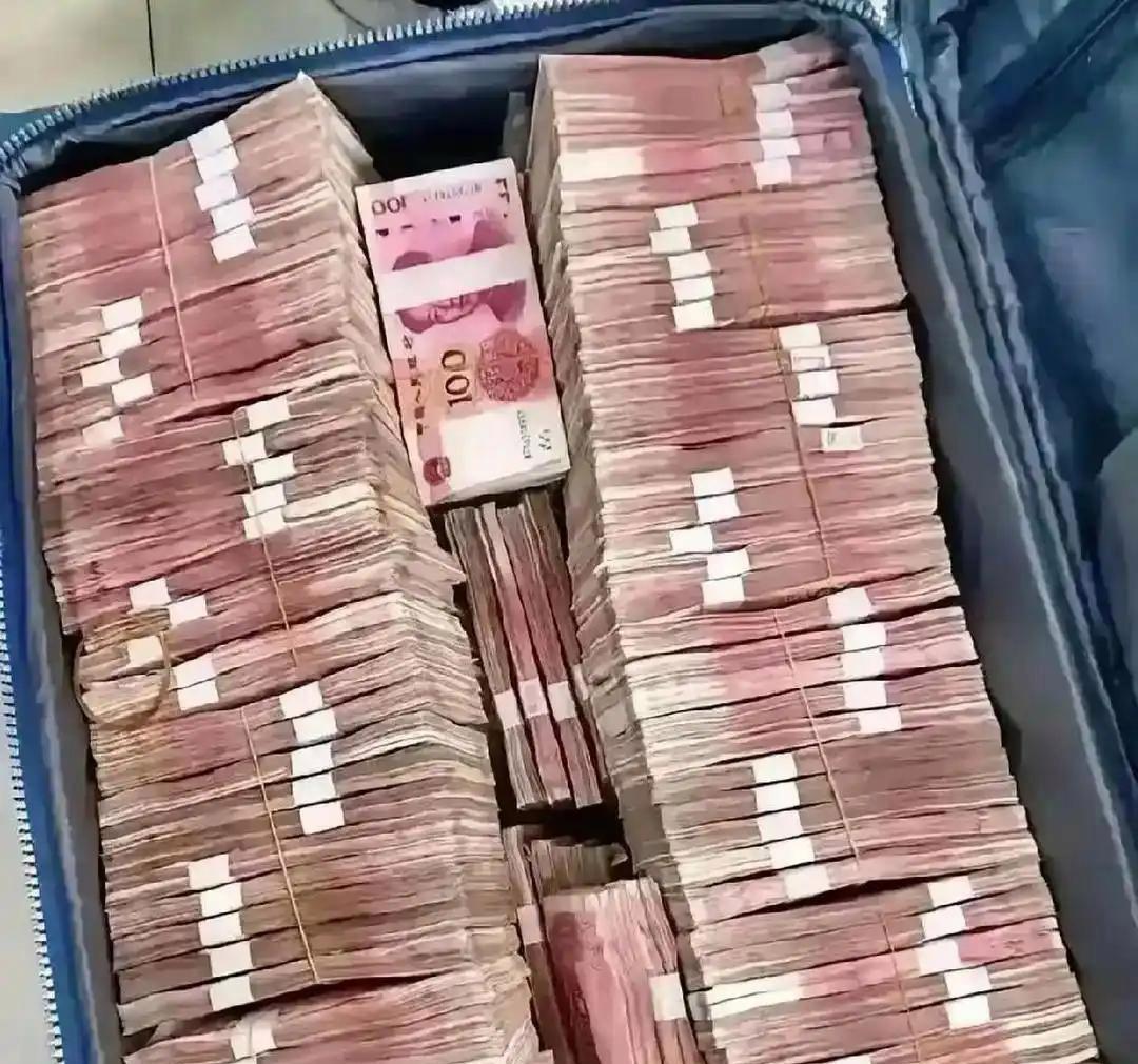 什么叫洗钱？给你讲个最直白的例子。你明天买彩票中了500万，国家规定扣20%个税