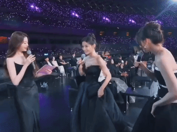 张元英在允儿面前毫无优势，甚至被秒很惨，允儿不愧是韩娱天团“少女时代”的门面担当