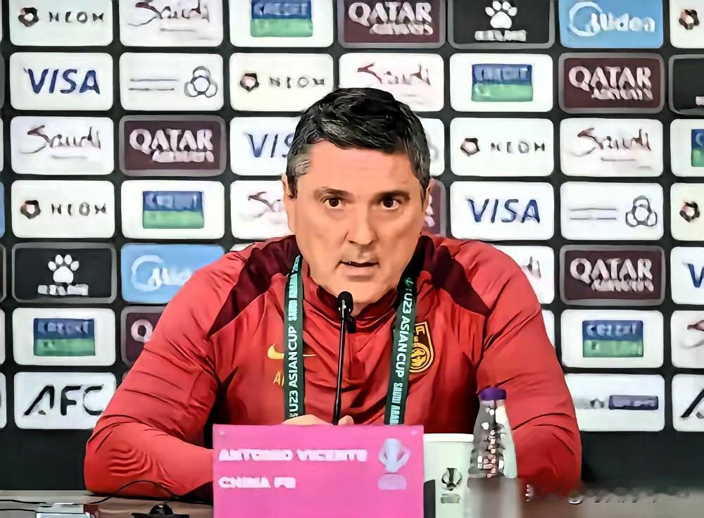 安东尼奥真是个怪人。带U23打进亚洲杯决赛，八年没换东家，拿的薪水连中超外教零