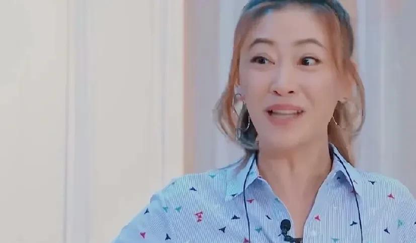 我现在养孩子一点儿不娇惯。给我这个启发的居然是应采儿。以前一直以为她只是陈小春