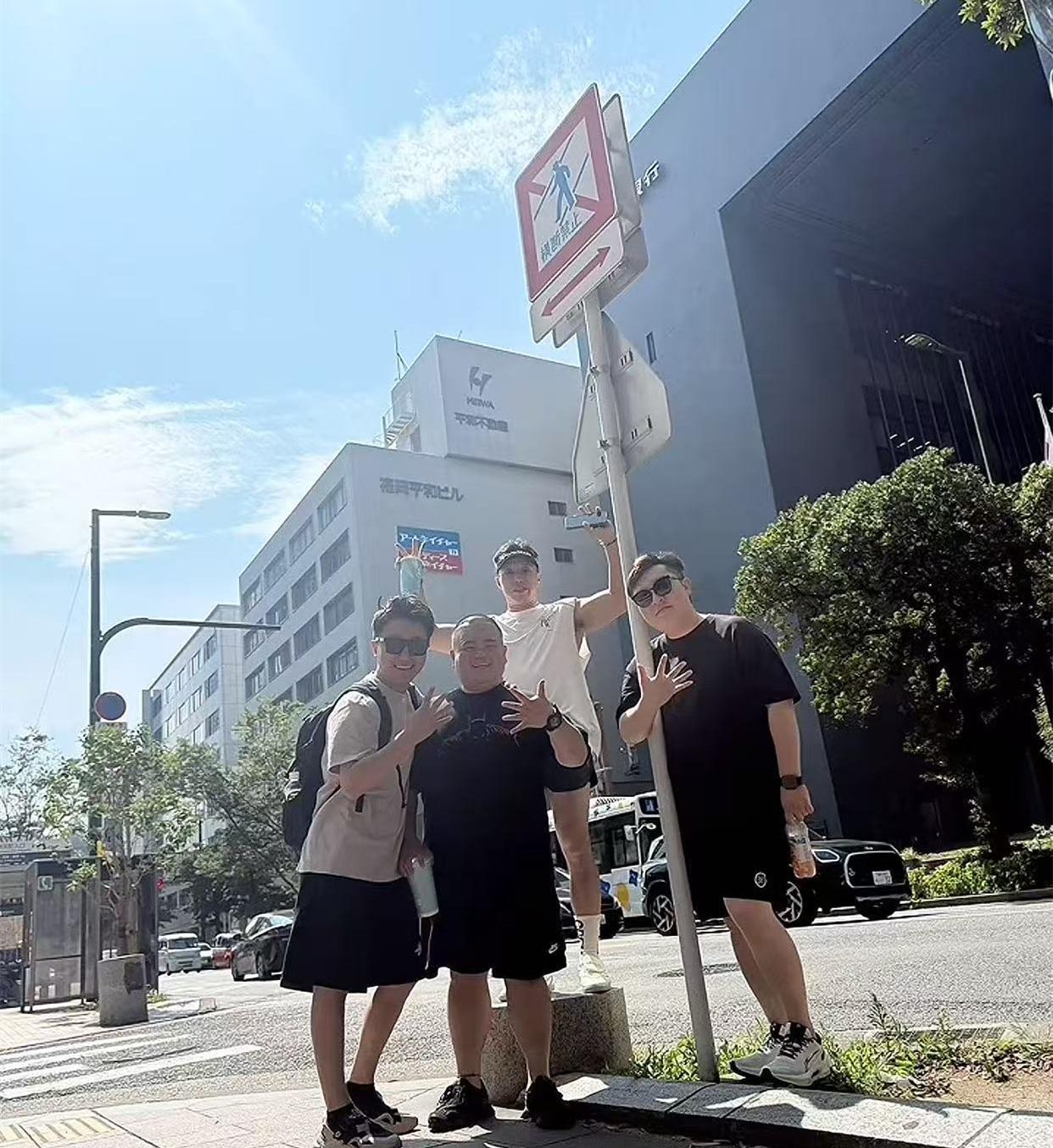 刚刚！德云社相声演员张鹤擎晒出了与烧饼、曹鹤阳以及搭档刘喆在日本的合影照。这几天