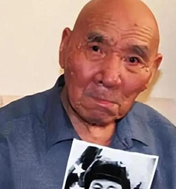 1953年，毛主席见到志愿军“打坦克英雄”苏吊蛋后，觉得这个名字实在不雅，便笑着