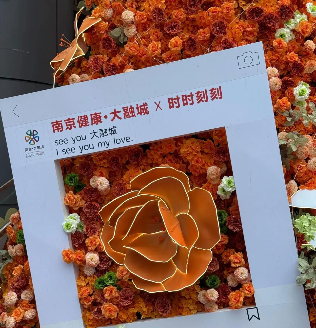 6月29日南京马群大融城人挤爆了。一出地铁就被人潮带进商场，中
