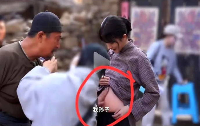 “快摸摸你孙子”这句话从杨幂嘴里蹦出来，林永健的手就真贴上去，连摸好几下，现场机
