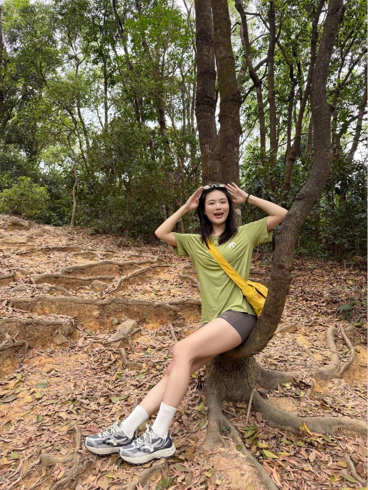 今天穿了一身军绿色去爬山，进了树林才发现，我和背景色撞得也太准了吧，朋友拍照的时