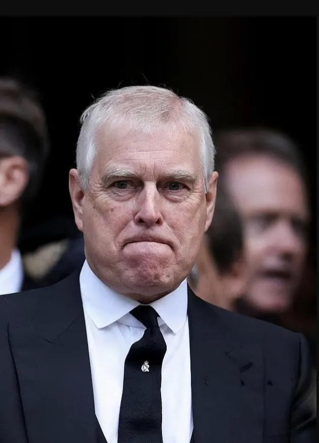 据《快报》报道，英国国王查尔斯三世的弟弟安德鲁·蒙巴顿-温莎（前安德鲁王子）因与