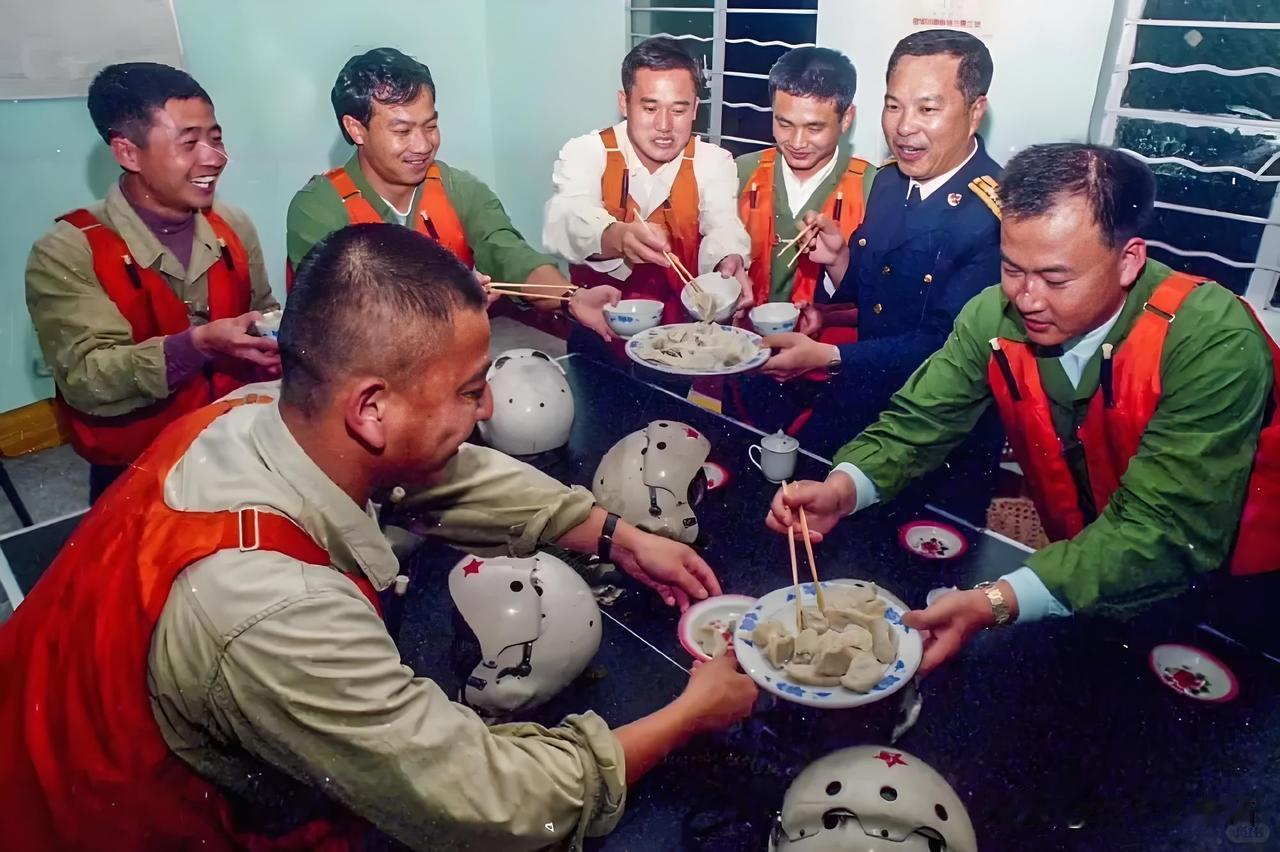 2001年2月春节期间，著名军事摄影师牟健为前往海南陵水机场，采访海航某部战备值