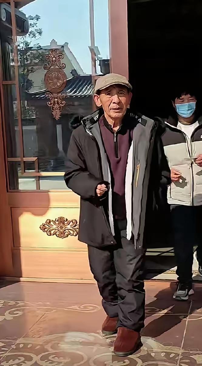 这个是江苏宿迁市光明村唯一个没有领刘强东年货的老人，他就是刘强东的老父亲，老人家