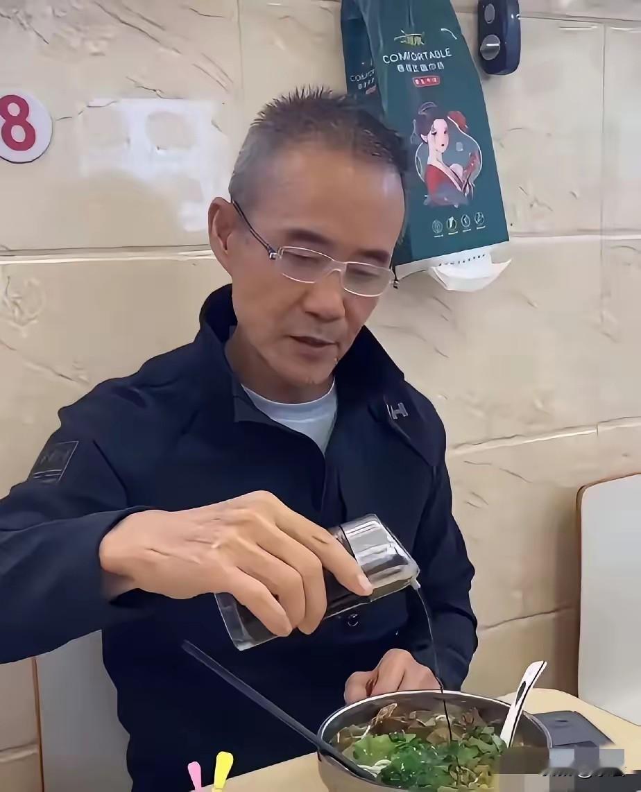 王石深夜冲上热搜，不是因为万科，而是因为一碗26元的牛肉面。很多人看不懂：75