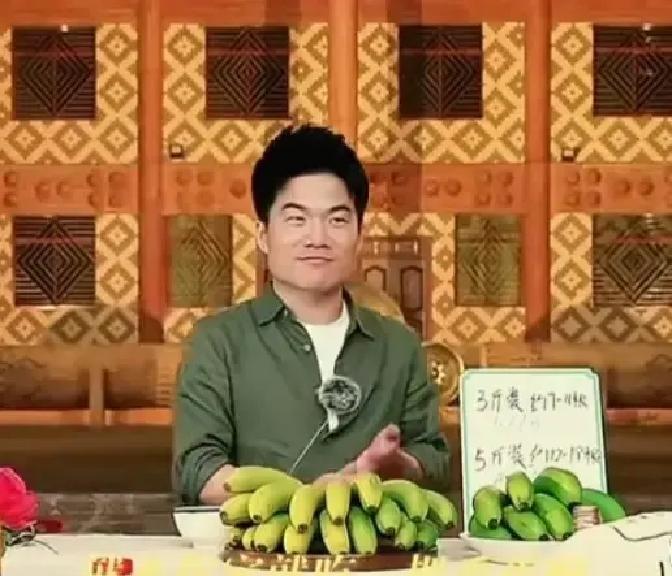 董宇辉被说没以前嗨，我刷到这条弹幕立刻点头。四年天天连轴转，嗓子哑了还得讲诗，