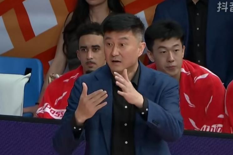 广东大胜广州21分，3点致胜原因解析:第一:杜峰指导使用双塔战术收获奇效，萨
