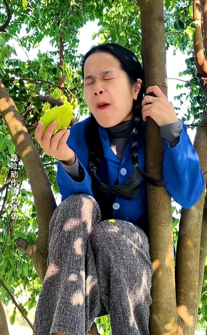哎呀，没看到我在树上，还砍我家树。翠花。