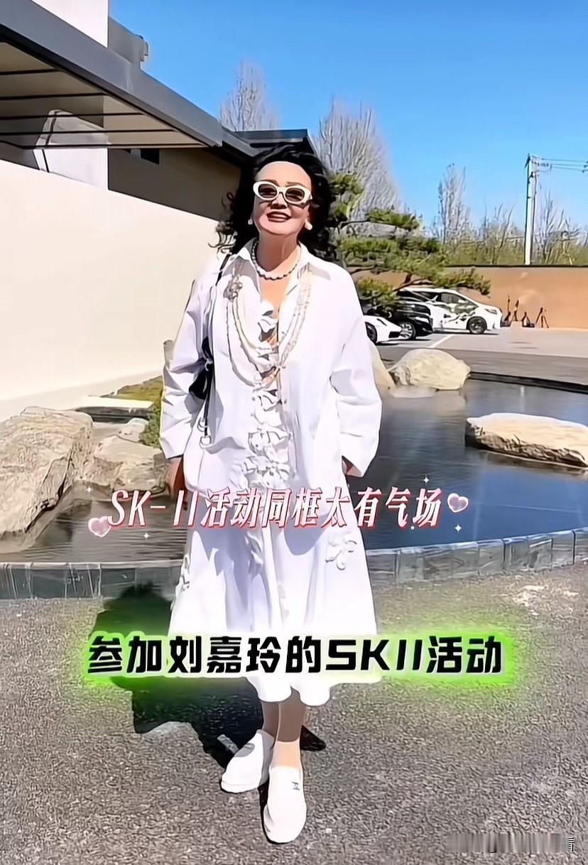 主持人说：嘉玲姐我真的不是挑拨离间，为什么你形容自己的时候用智慧，形容兰姐用努力