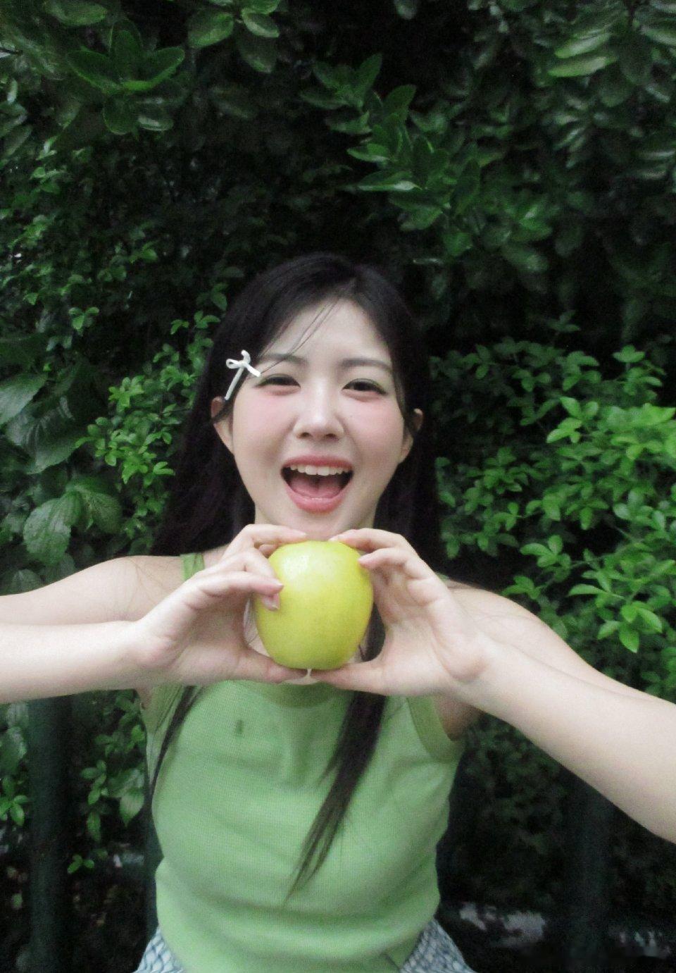 赖美云杨超越的青苹果照片抓到两颗青苹果🍏杨超越镜头里的赖美云​​​