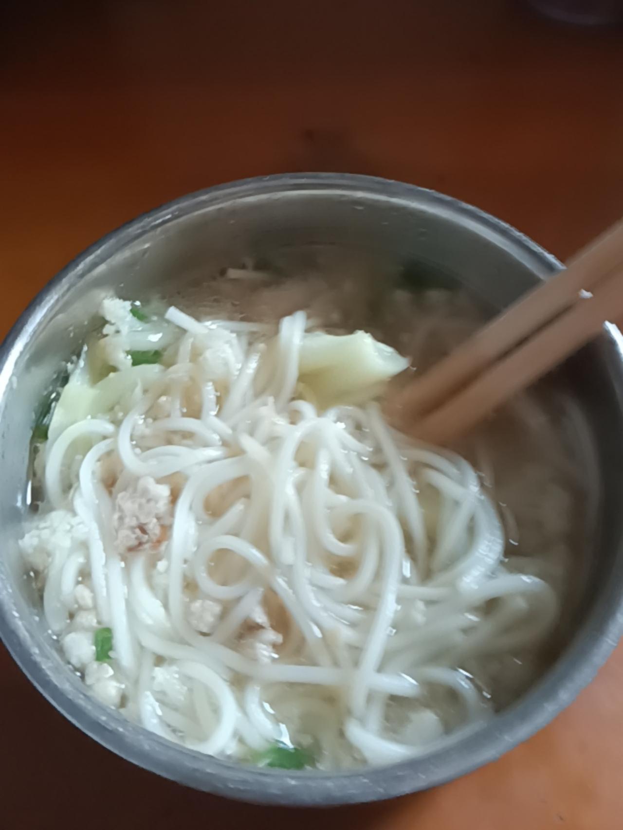 月薪三千也能吃出幸福感！这碗家常米粉，才是深入骨髓的人间烟火🔥谁懂啊家人们！