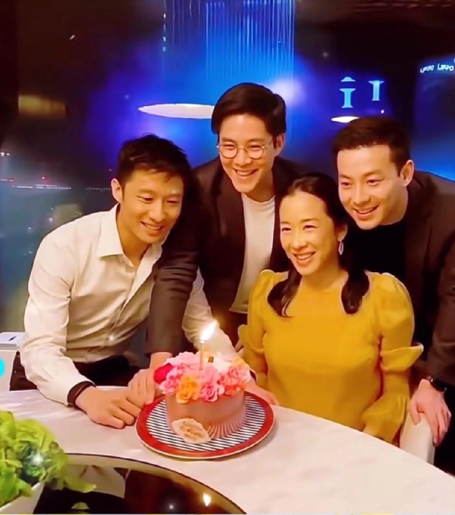 郭晶晶在霍家的地位，从这两张合照就能看出来霍启刚三兄弟同框的画面里，总能看