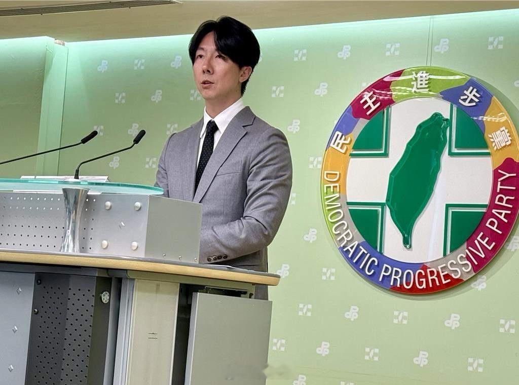 炸锅了，炸锅了！民进党发言人，吴峥这个小伙子真勇，要凭一人之力拉垮民进党！事情是