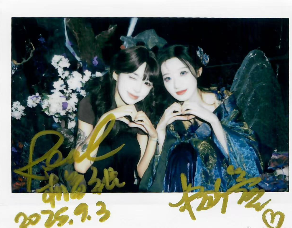 机智张镜头下的杨雨潼，一袭白袍红花，宛如从画中走出的仙子，每一帧都美到让人移不开