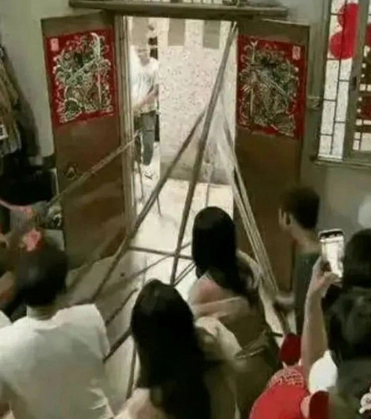 兄弟们，如果请你去接亲，这局应该怎么破?神评：还用破啊，扭头就走