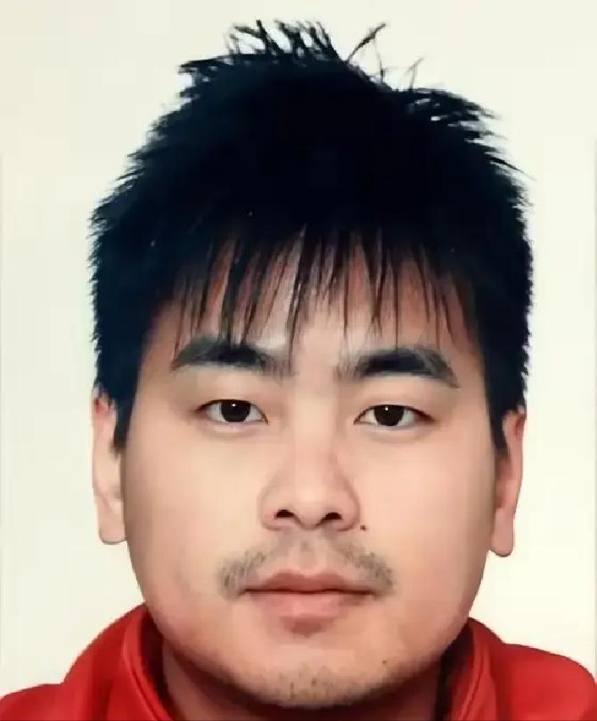 湖南大学有个教授，叫童庆军。翻开他的履历，第一行就让很多人把手机拿远了一点—