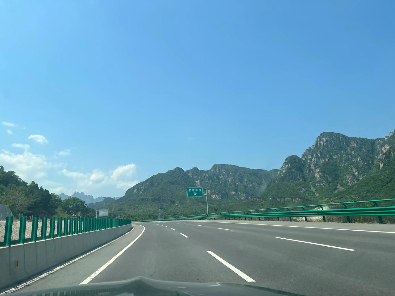 和一个学生家长聊天，这位家长，家里有两个孩子，一个正在上大学，一个正在上高中，就
