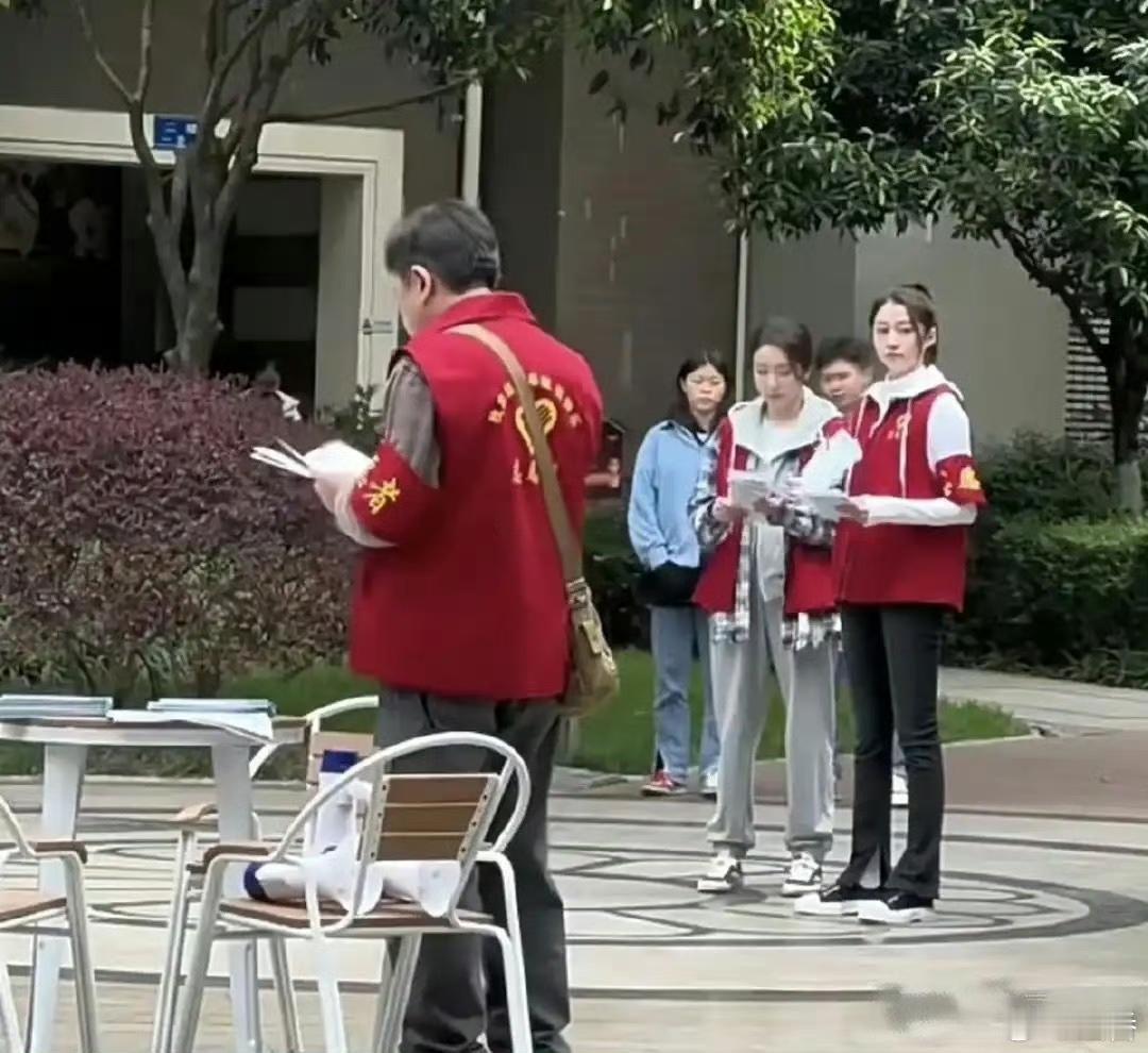 关晓彤这个裤子但凡换个人穿，我都觉得是灾难了吧