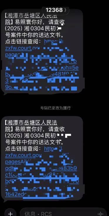 湖南湘潭，一栋7层老旧居民楼遭遇极端大风天气，楼顶一块石棉瓦被刮落，砸中一名路人