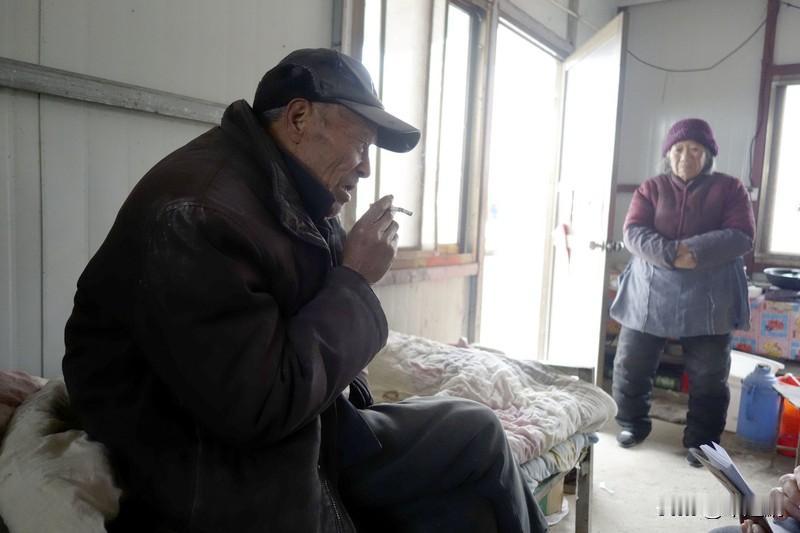 邻居张大爷：跟儿媳妇相处的三条"糊涂经"邻居张大爷和儿媳妇同住五年，从没红过