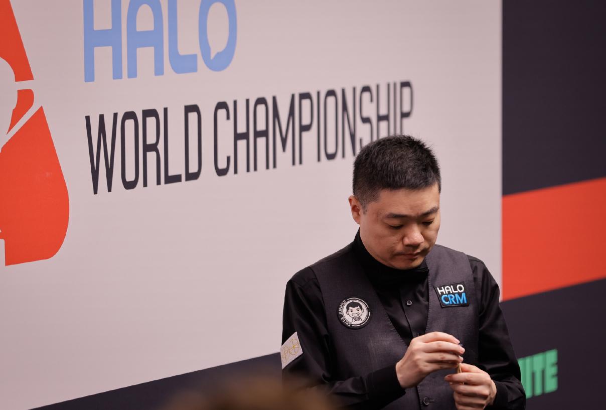 引发共鸣，球迷形容看丁俊晖对赵心童的心情，入木三分。丁俊晖对赵心童的斯诺克世锦