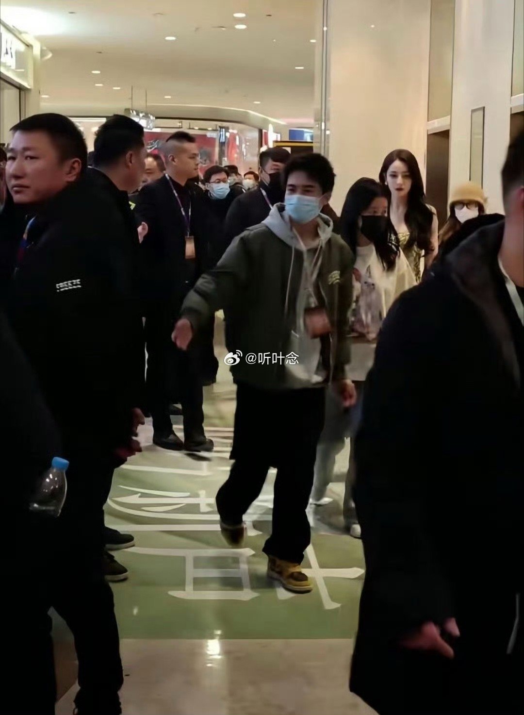 迪丽热巴现实中这么吓人的啊！？！！一直觉得她很漂亮是个浓颜系美女没想到现实生图