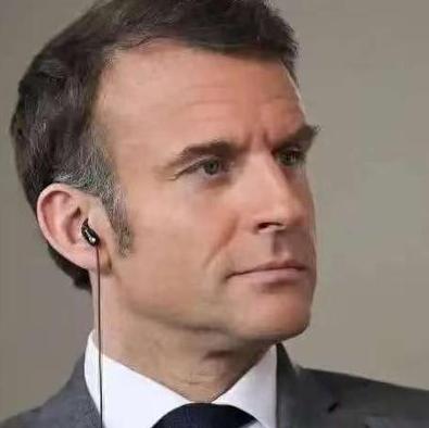 红军城丢失后，马克龙坐不住了。 说白了，在这次红军城焦灼之战中，马克龙再一次