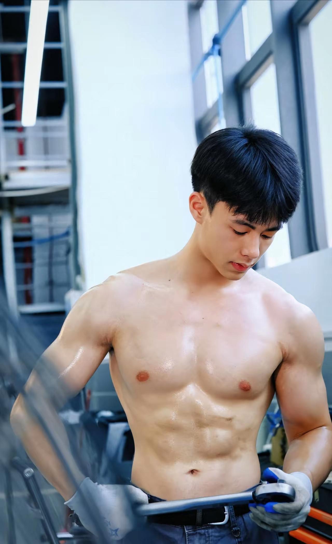 晒图笔记大赛地铁里也开始有了不一样的风景。人群中，那些穿着运动装的男生格外显眼，